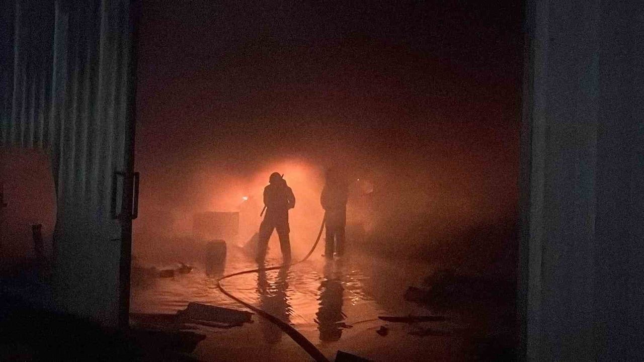 Alanya'da kuluçka ve klima deposu alevlere teslim oldu