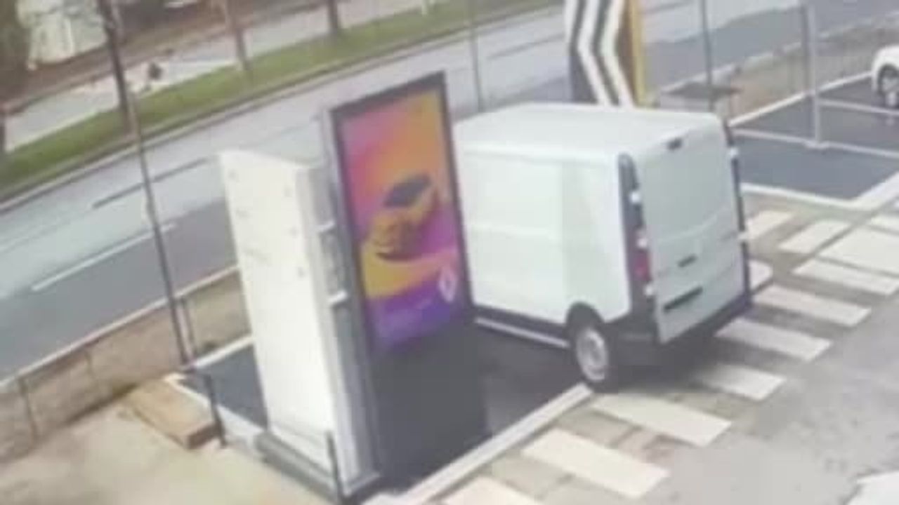 Alanya'da motosikletle hafif ticari aracın çarpışması: 1 ölü