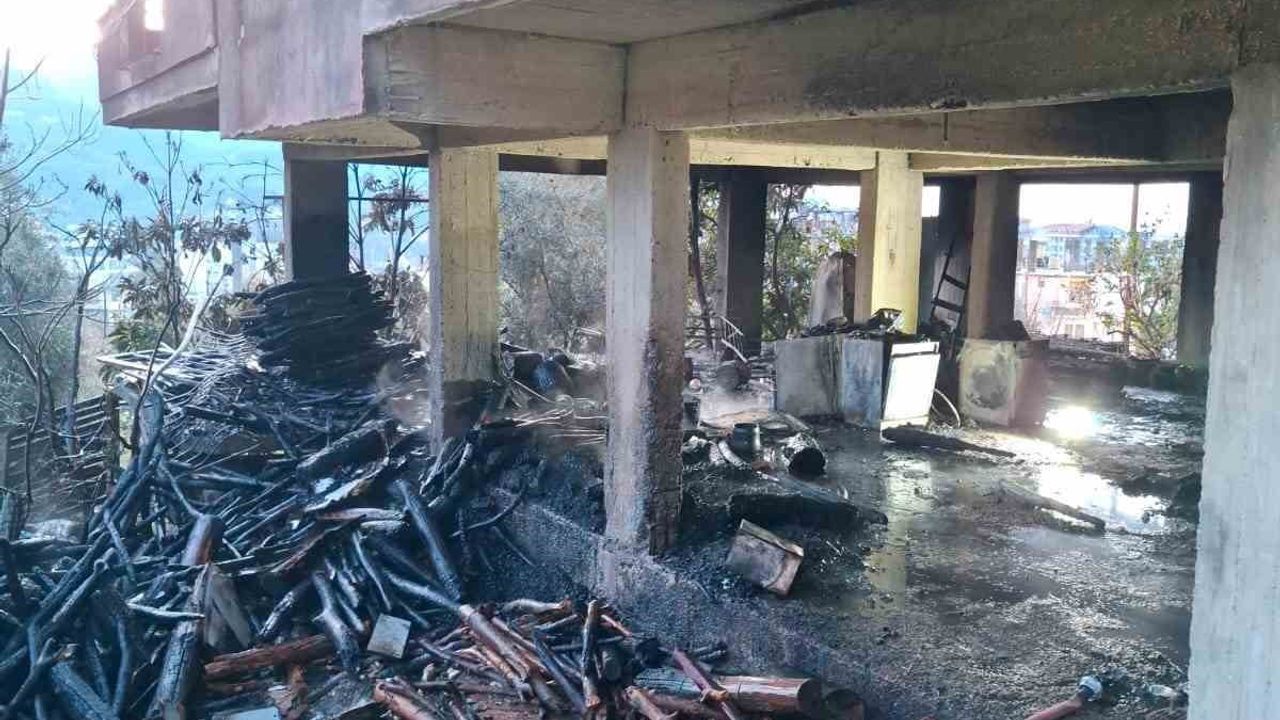 Alanya'da odunlukta çıkan yangın itfaiye tarafından söndürüldü