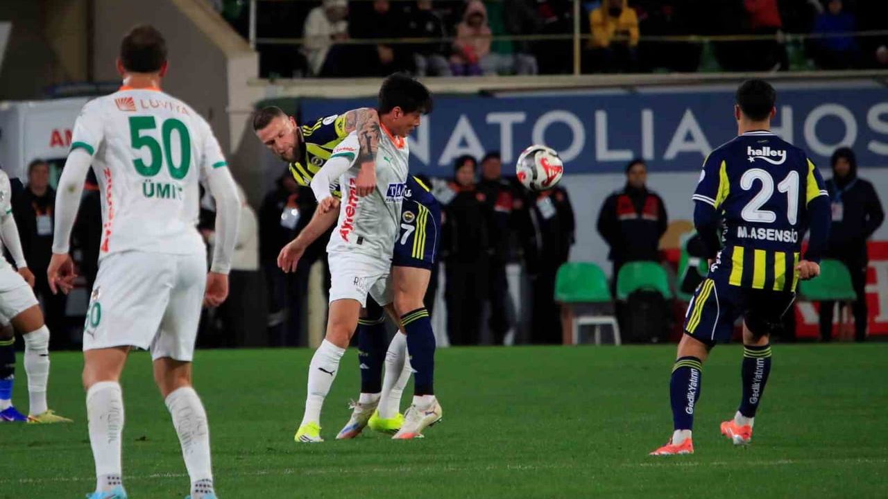 Alanyaspor, Fenerbahçe karşısında ilk yarıyı 2-1 önde tamamladı