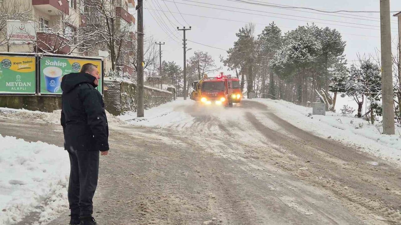Alaplı'da 12 yıldır deniz suyu ile karla mücadele