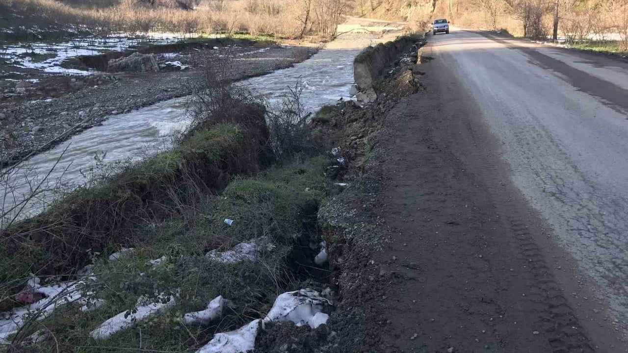 Alaplı'da çay kenarındaki istinat duvarı çöktü