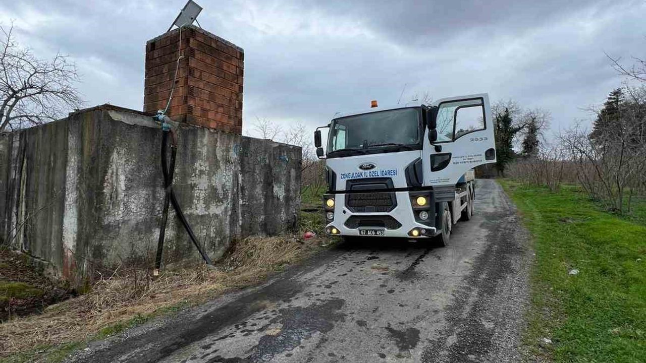 Alaplı'da dereye atılan ölü tavuklar sonucu 8 köyün içme suyu kesildi