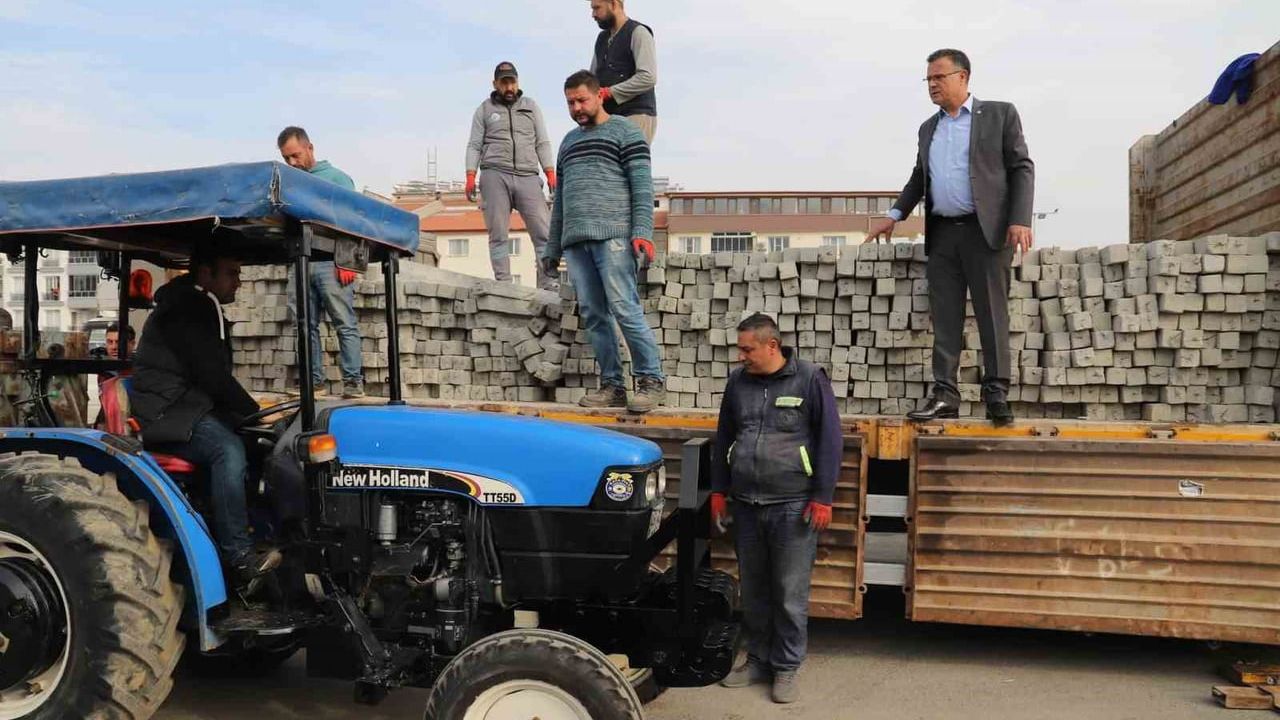 Alaşehir'de 350 üreticiye 3 bin 500 bağ direği hibesi