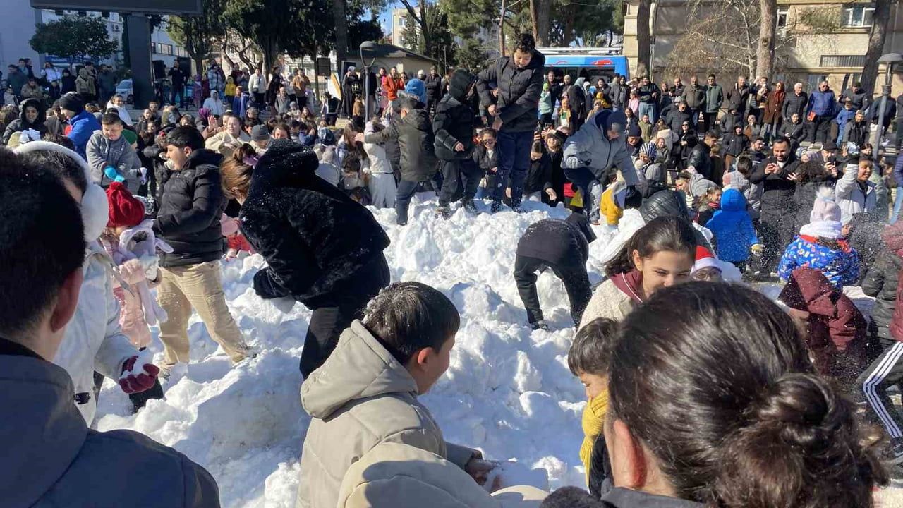 Alaşehir'de çocuklara 5 kamyonla kar sürprizi