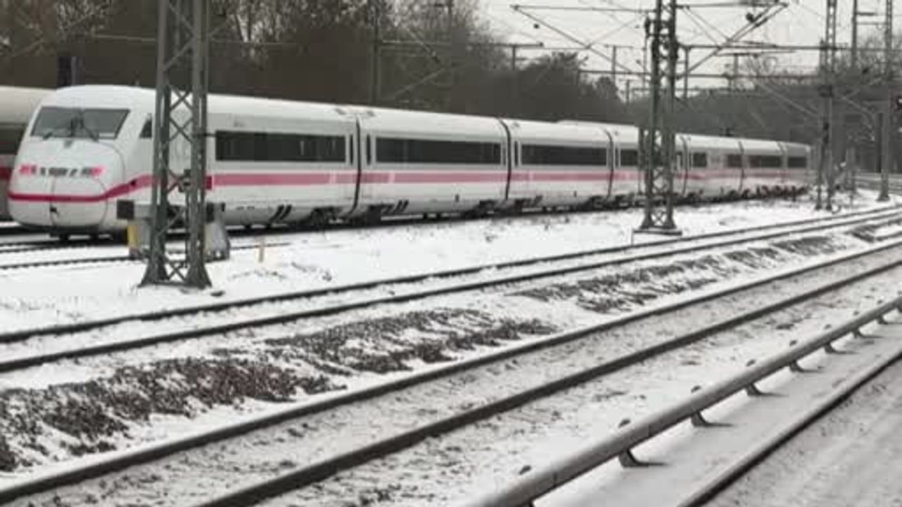 Almanya'da 'Elli' kar fırtınası ulaşımı felç etti, 2 kişi hayatını kaybetti