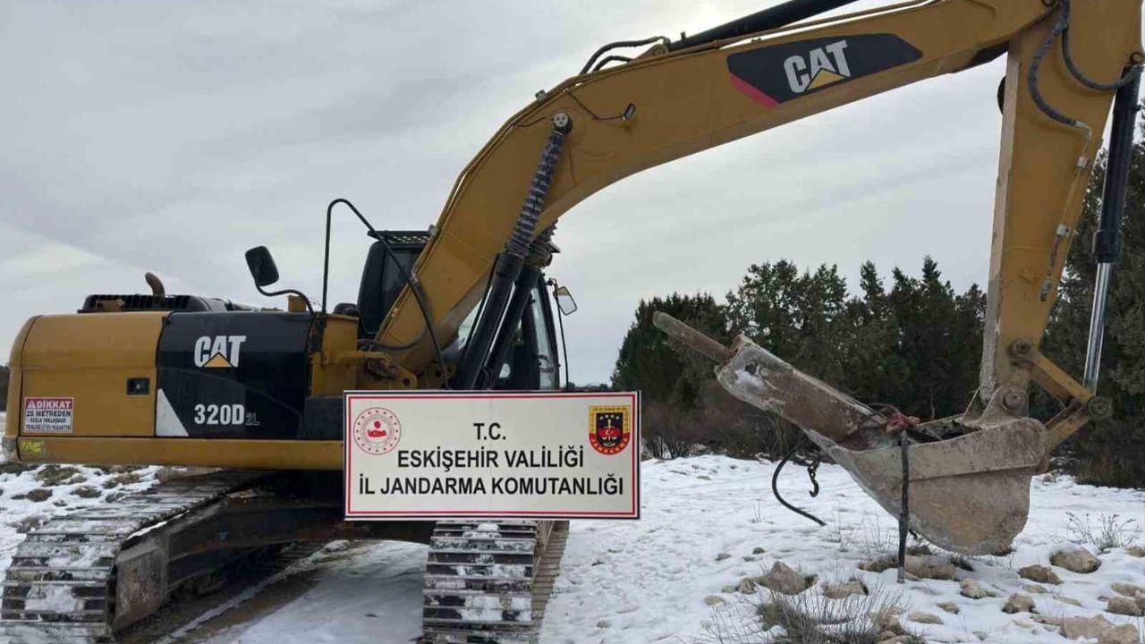 Alpu’da jandarmadan kaçak kazı operasyonu: 8 şüpheli suçüstü yakalandı