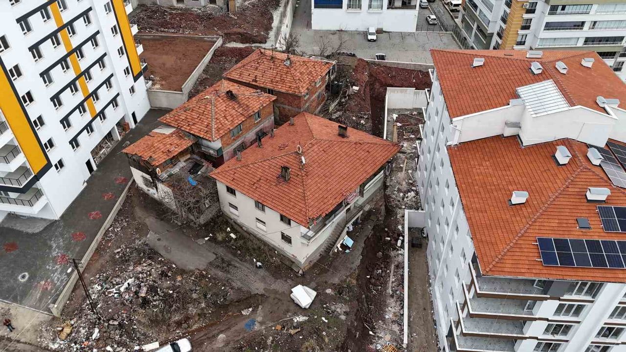 Altındağ'da kontrolsüz kazı temelde hasara yol açtı, 2 katlı bina tahliye edildi