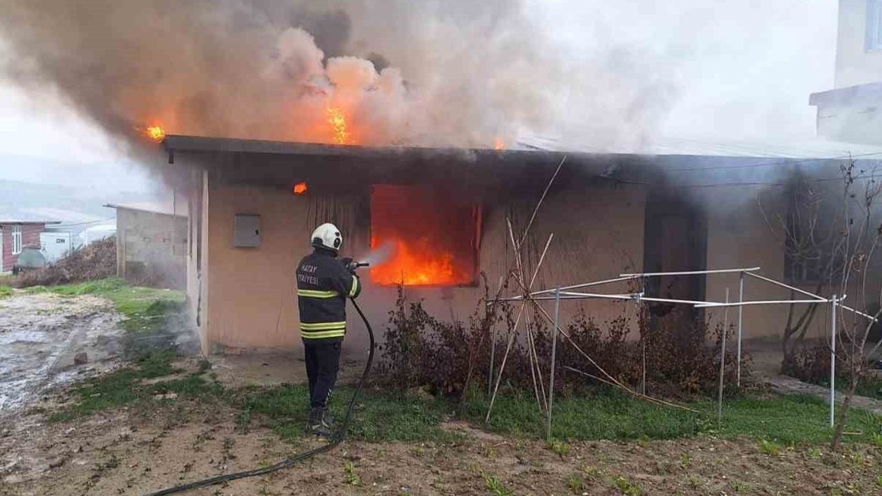 Altınözü'de müstakil ev yangını: ev kullanılamaz hale geldi