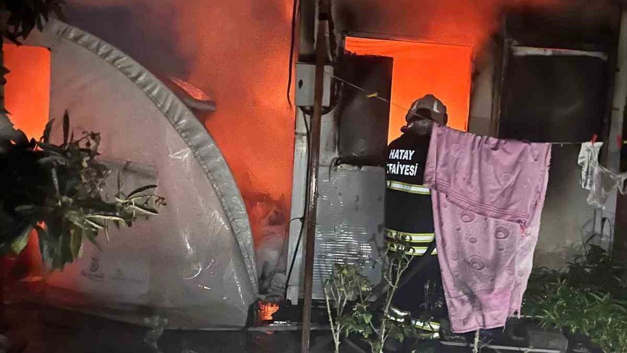 Altınözü'nde depremzedelerin konteyneri ve depo çadırı yandı