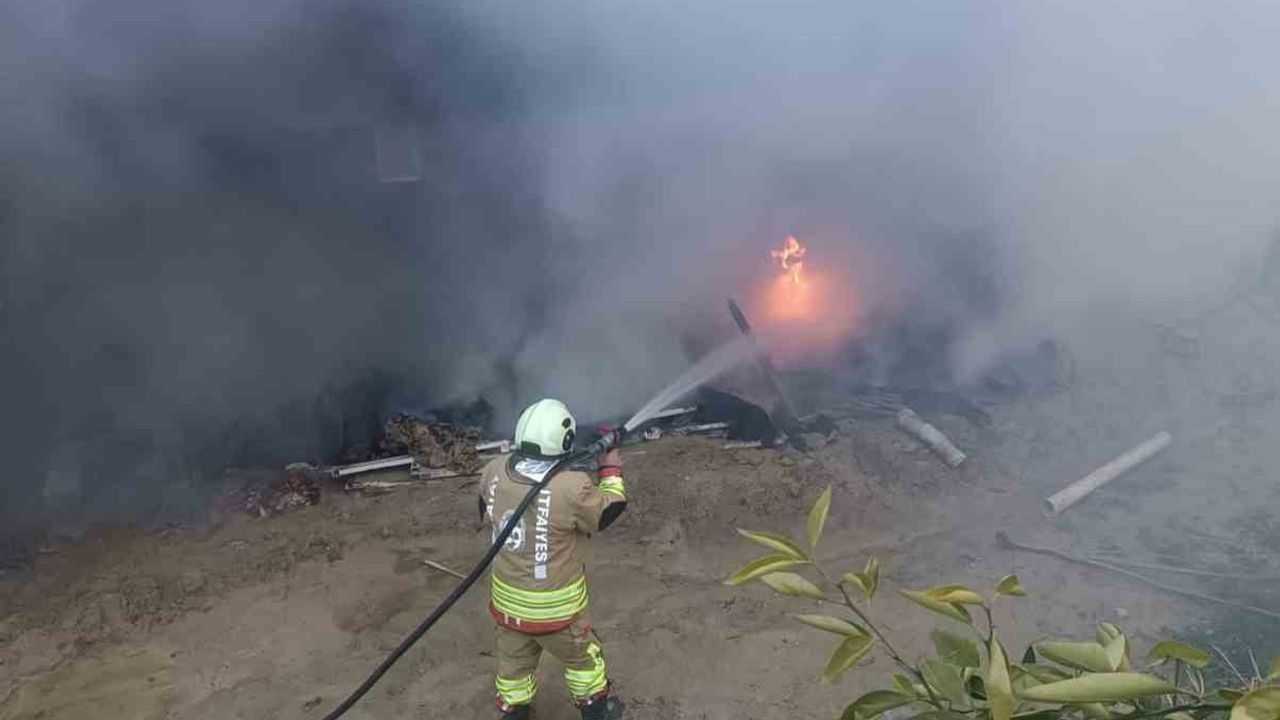 Altınözü Tepehan'da odunluk yangını itfaiye tarafından söndürüldü