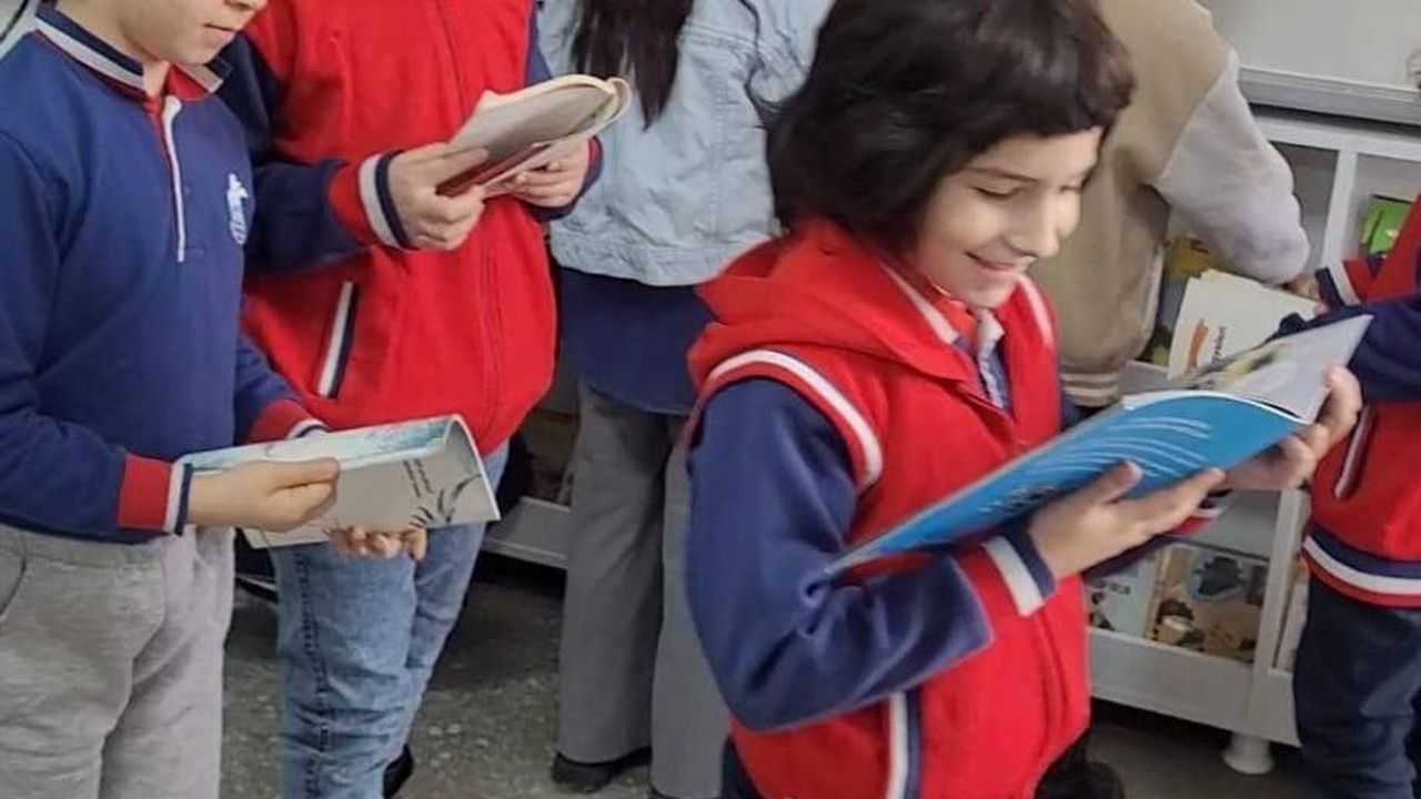 Altıntaş Zafer İlkokulu’ne sınıf kitaplıkları kazandırıldı