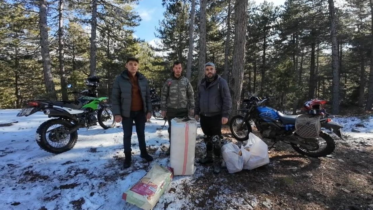 Amanos eteklerinde motosikletçilerden yaban ve sokak hayvanlarına mama desteği