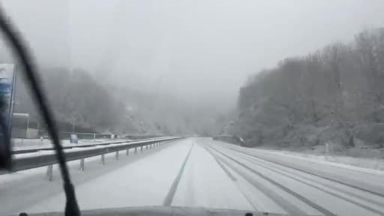 Amasra'da kar yağışı sürücüleri zorladı