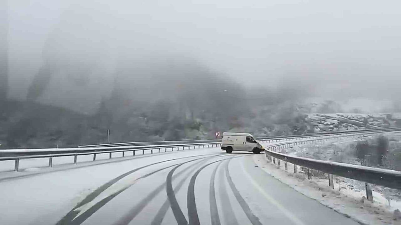 Amasra'da kar yağışı yolları tehlikeli hale getirdi