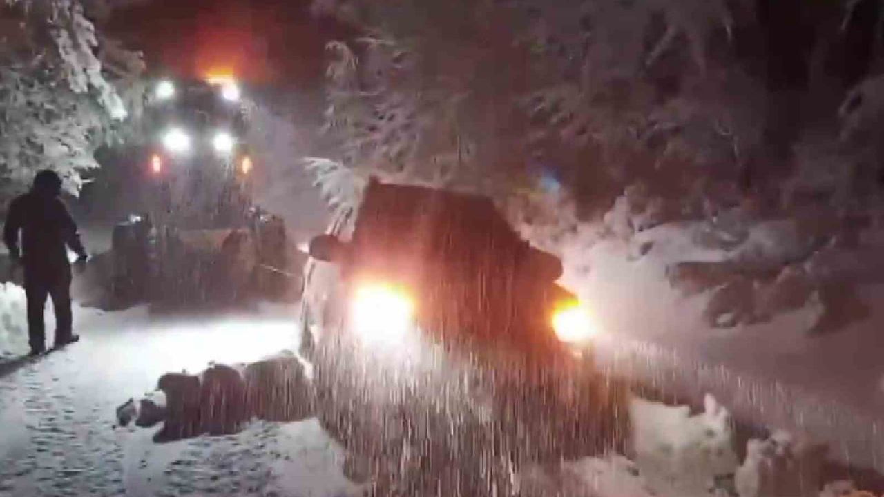 Amasya'da karda mahsur kalan aile greyderle kurtarıldı