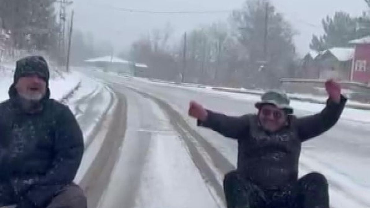 Amasya'da kardeşler aracın arkasına bağladıkları kızakla karı kutladı