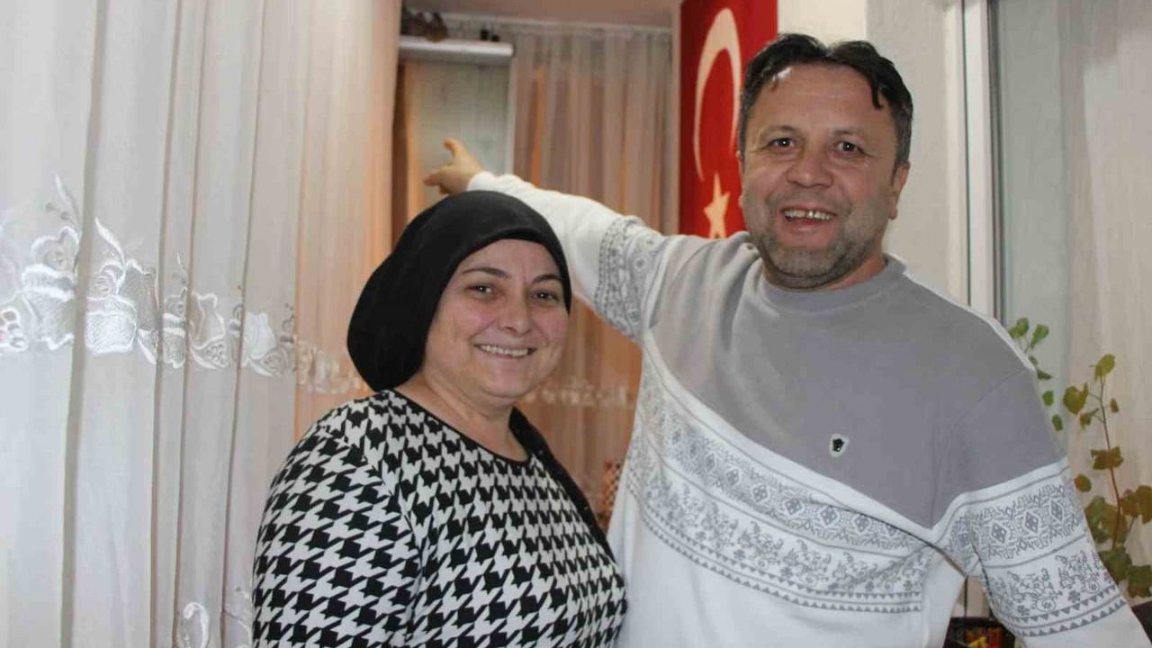 Amasya'da kumru çifti balkon camında yuva kurdu