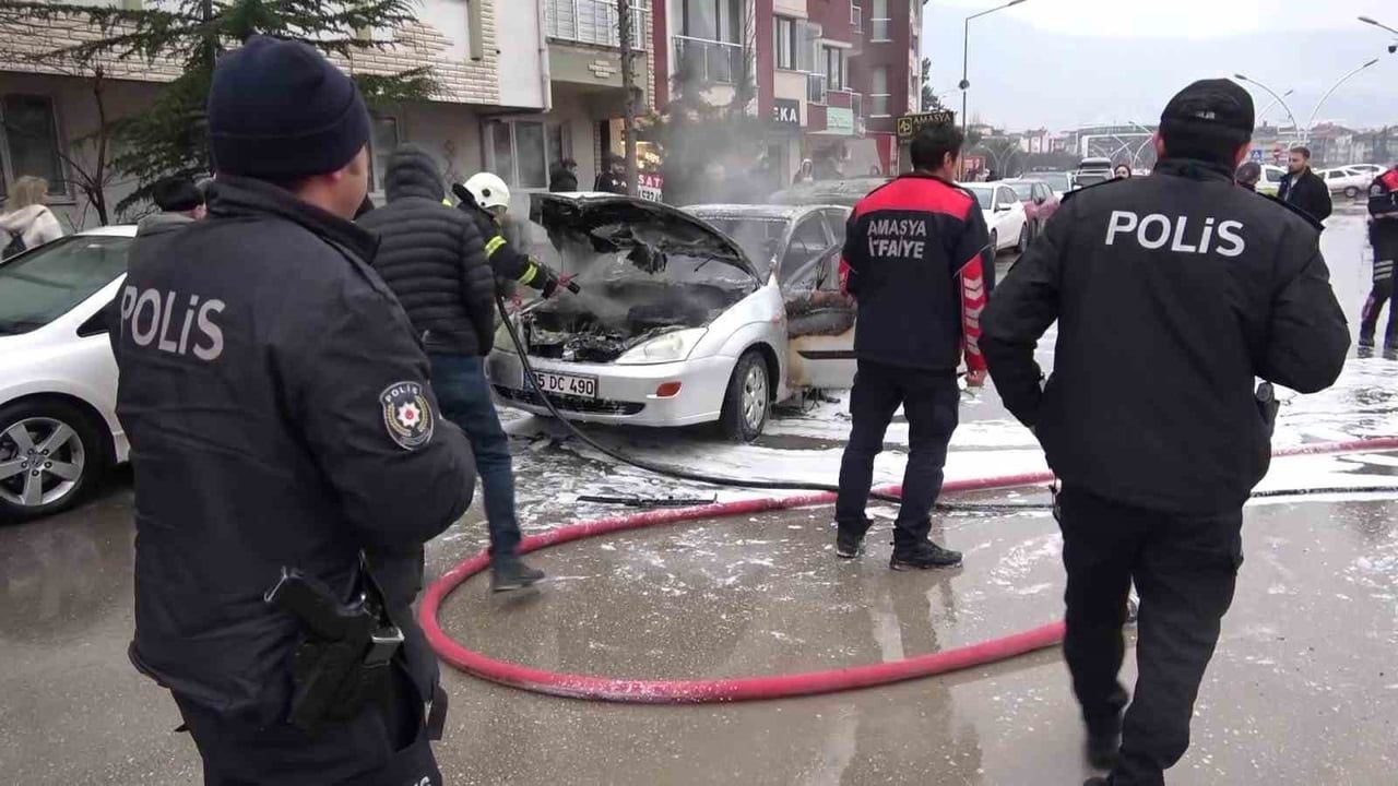 Amasya'da Seyir Halindeki Otomobil Alev Aldı, Patlamalar Panik Yarattı
