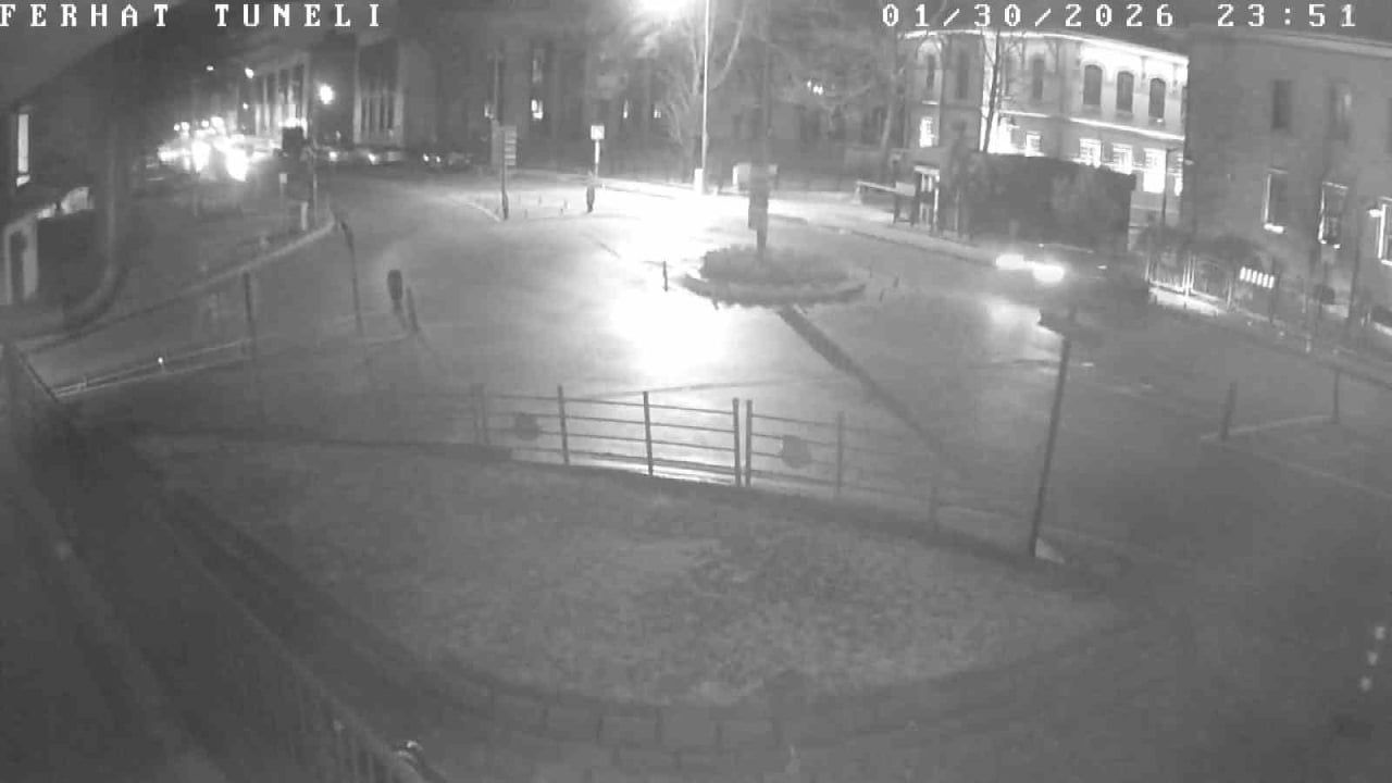 Amasya'da tünelden çıkan otomobil valilik binası duvarına çarptı