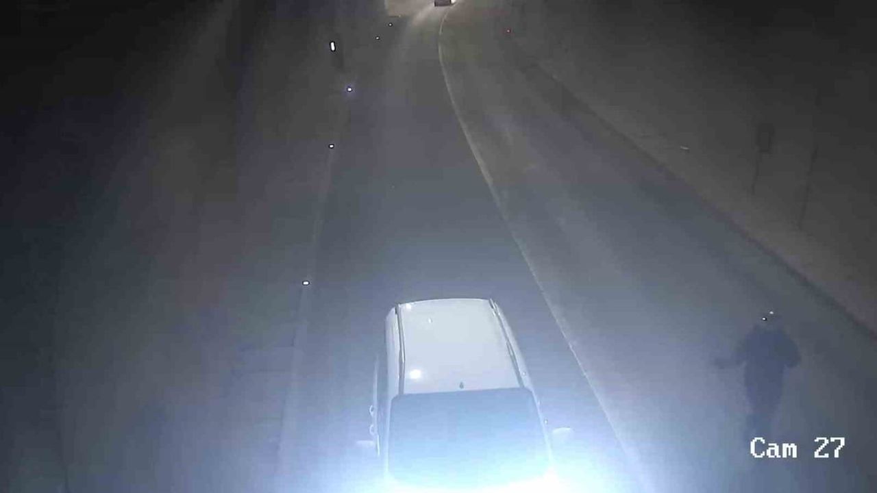 Amasya Ferhat Tüneli önünde sollama yapan motosiklet devrildi