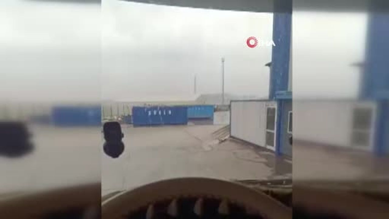 Ambarlı Limanı'nda fırtına konteyner ve işçiyi savurdu