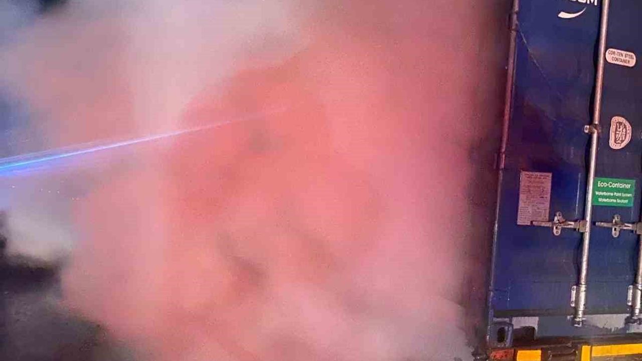 Anadolu Otoyolu Düzce geçişinde balatalardan çıkan tır yangını söndürüldü