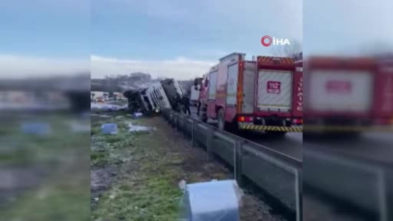 Anadolu Otoyolu'nda tır refüje çarpıp yan yattı