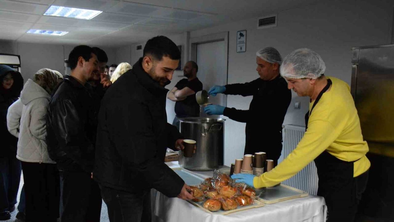 Anadolu Üniversitesi kütüphanesinde sınav haftasında çay, kahve ve çorba ikramı