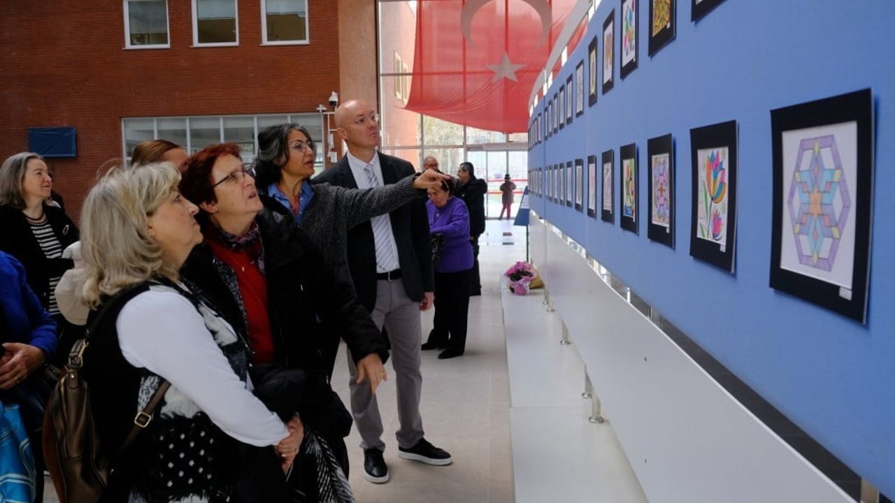 Anadolu Üniversitesi'nde 60 yaş üstü Tazelenme Üniversitesi öğrencilerinden mandala sergisi