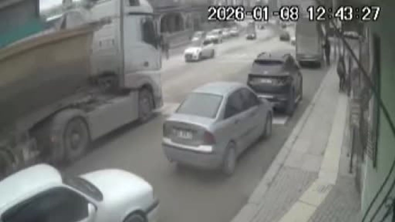 Ankara'da hafriyat kamyonu apartman bahçesine girip 4 aracı ezdi