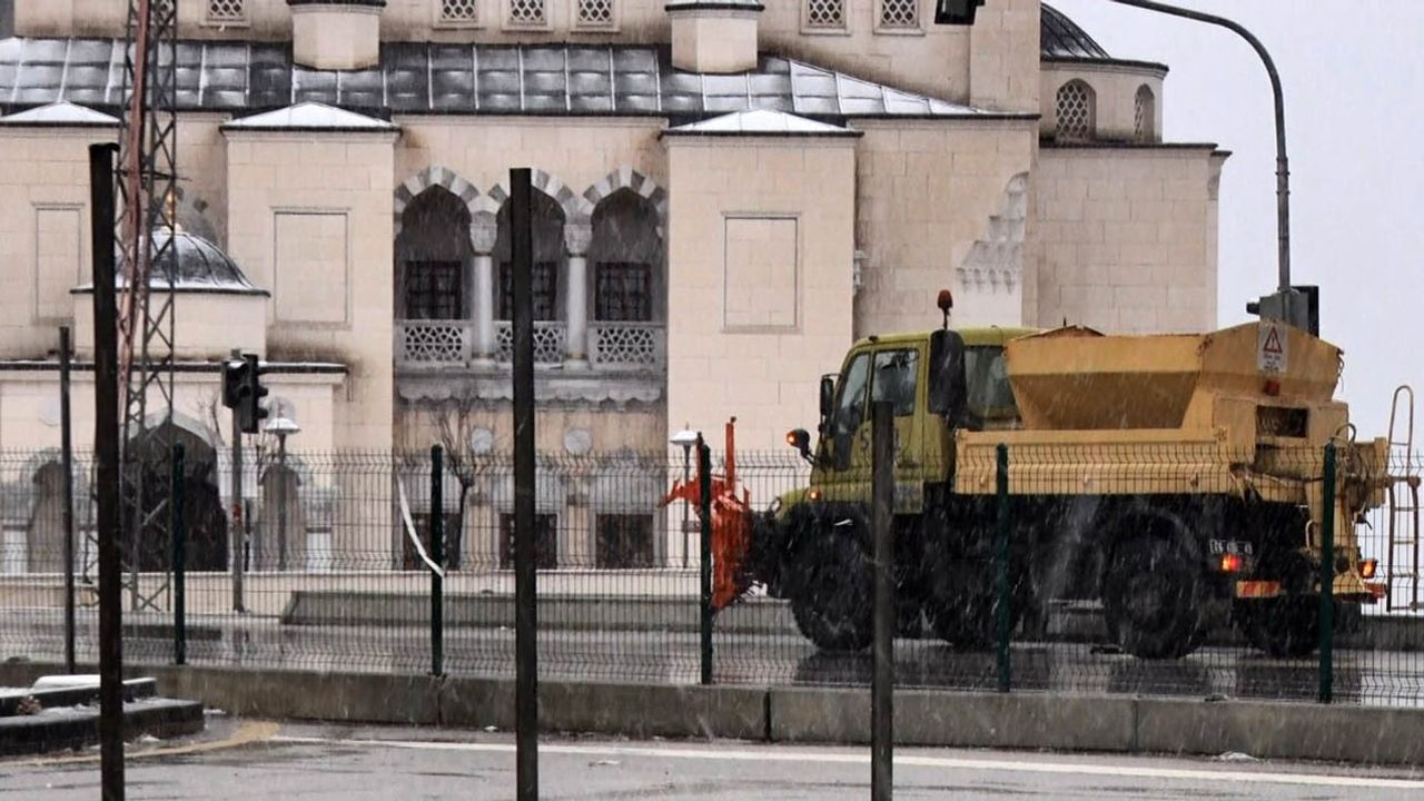 Ankara’da kar ve karla karışık yağmur etkili olmaya devam ediyor