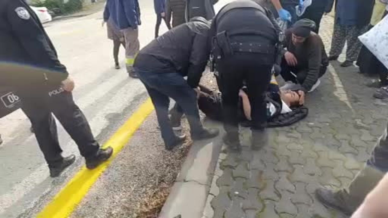 Ankara'da motosiklet sürücüsü yola çıkan köpeği fark edip kaza yaptı