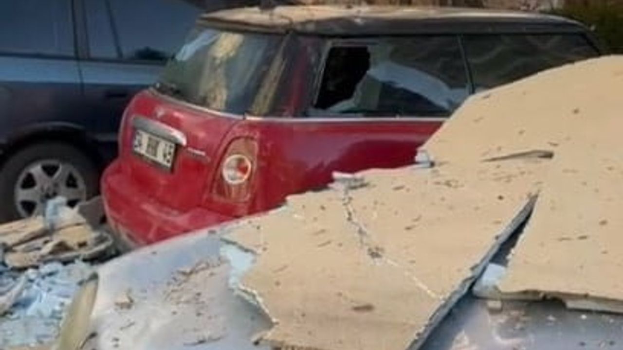 Ankara Etimesgut'ta şiddetli fırtına: dış yalıtım malzemeleri araçlara zarar verdi