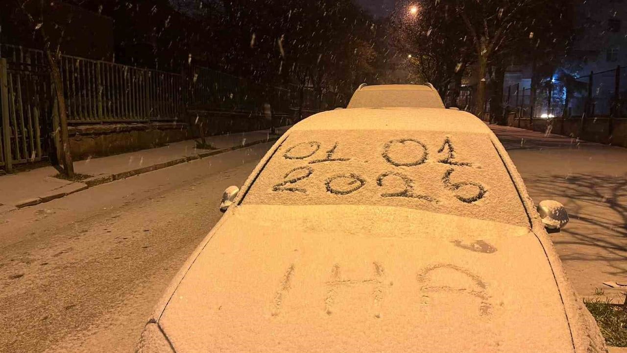 Ankara yeni yıla kar yağışıyla girdi