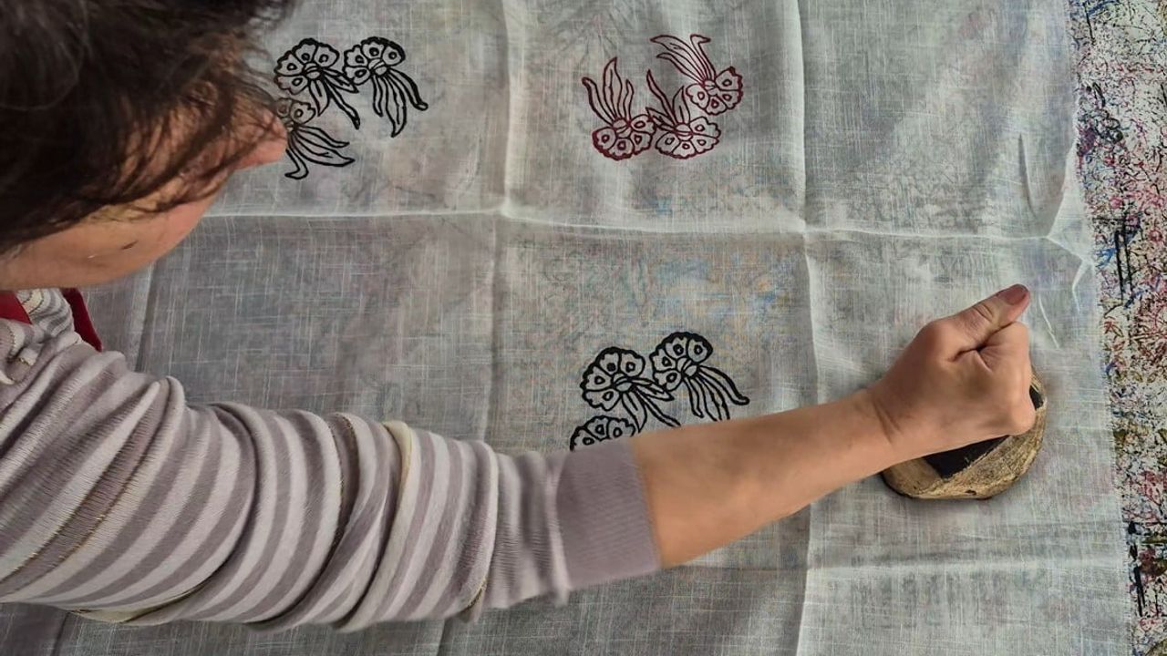 Ankaralı ebru sanatçısı Tokat’ta geleneksel baskı sanatını öğreniyor