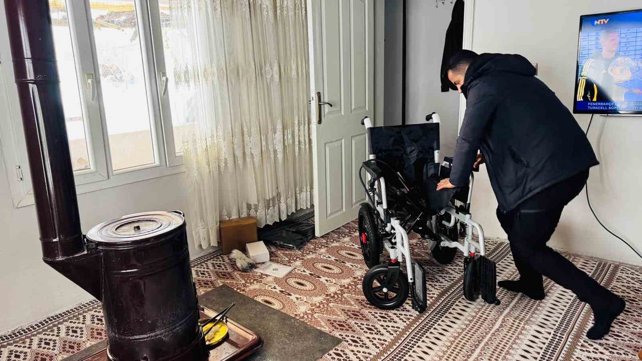 Ankaralı polisten Şırnak’taki engelliye akülü sandalye desteği
