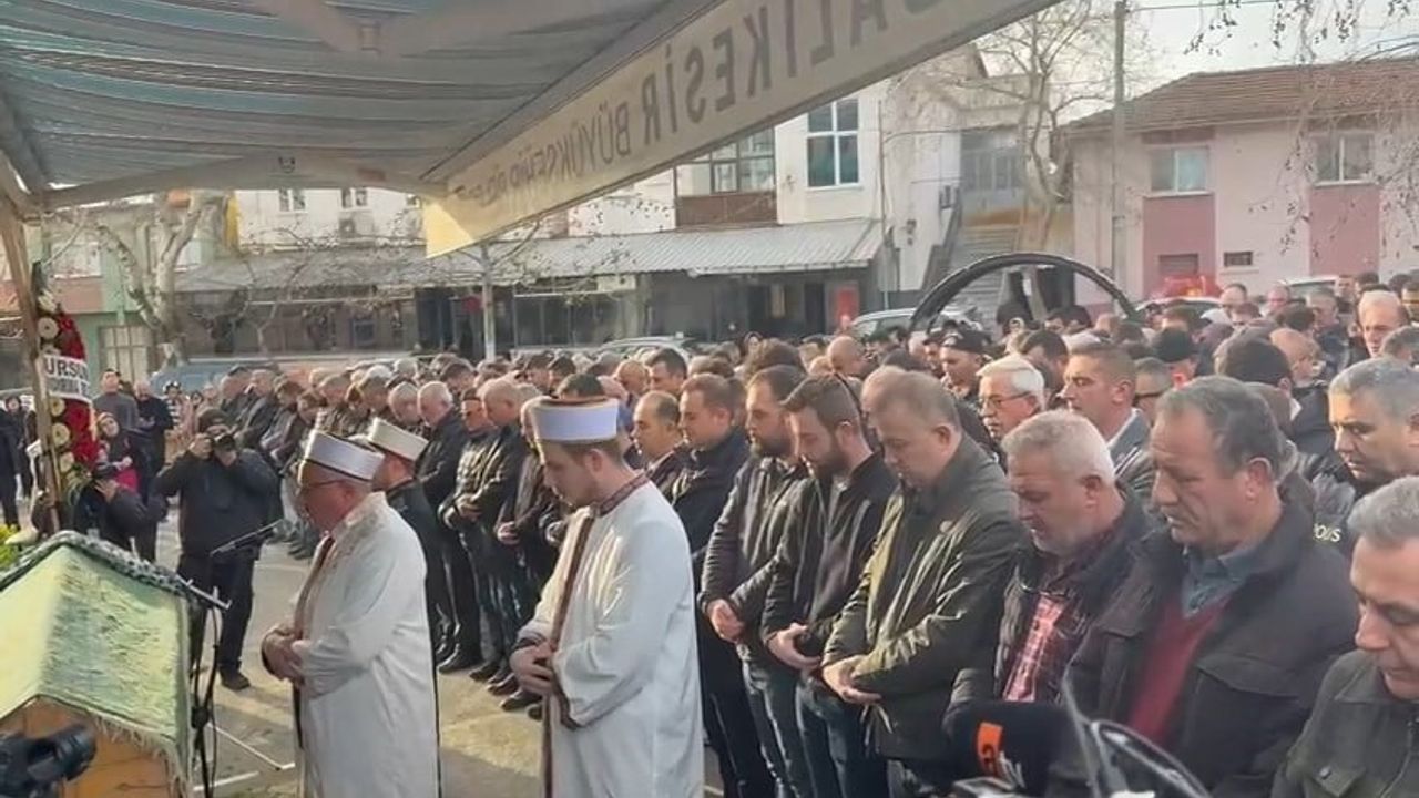 Anne gözyaşlarıyla uğurlandı: Elif Kumal defnedildi