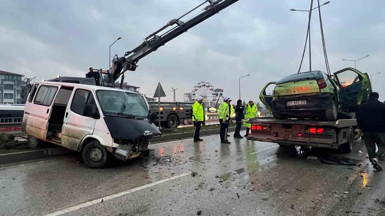 Antakya'da minibüsün çarpması sonucu öğretmen hayatını kaybetti