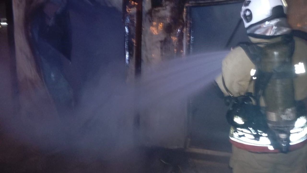 Antakya Serinyol'da sanayi sitesi mevkiinde konteyner yangını