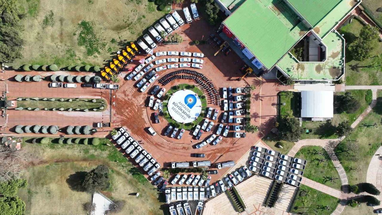 Antalya Büyükşehir 256 yeni araçla filosunu güçlendirdi