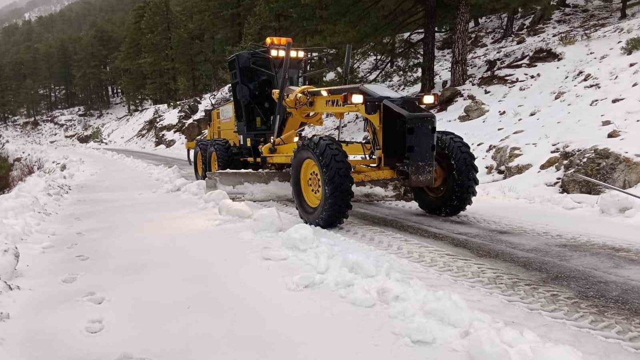 Antalya Büyükşehir ekipleri Alanya yükseklerinde karla mücadeleye devam ediyor