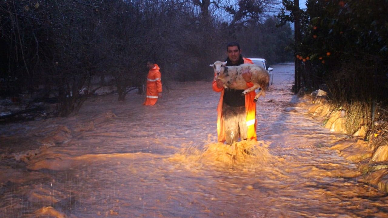 Antalya Büyükşehir ekipleri yağmur ve fırtınaya karşı seferber oldu