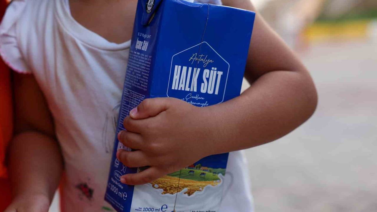 Antalya Büyükşehir’in Halk Süt Projesi 2025’te 773 bin 400 litre destek sağladı