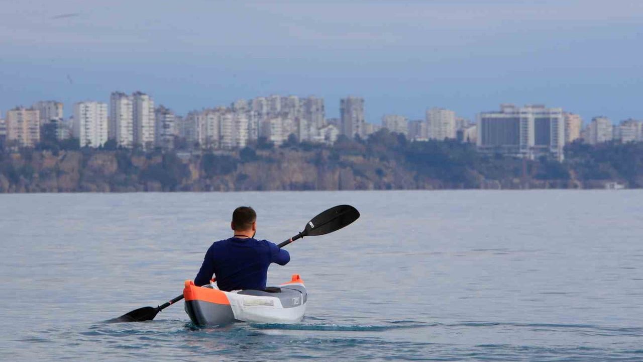 Antalya'da 16 dereceyle Konyaaltı'nda bahar havası — 14 il için 'sarı kod' uyarısı