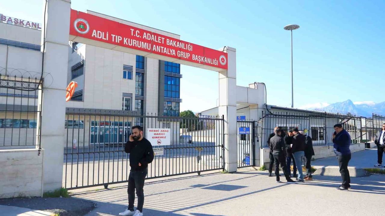 Antalya'da 3 aylık evli kadın başından vurularak hayatını kaybetti