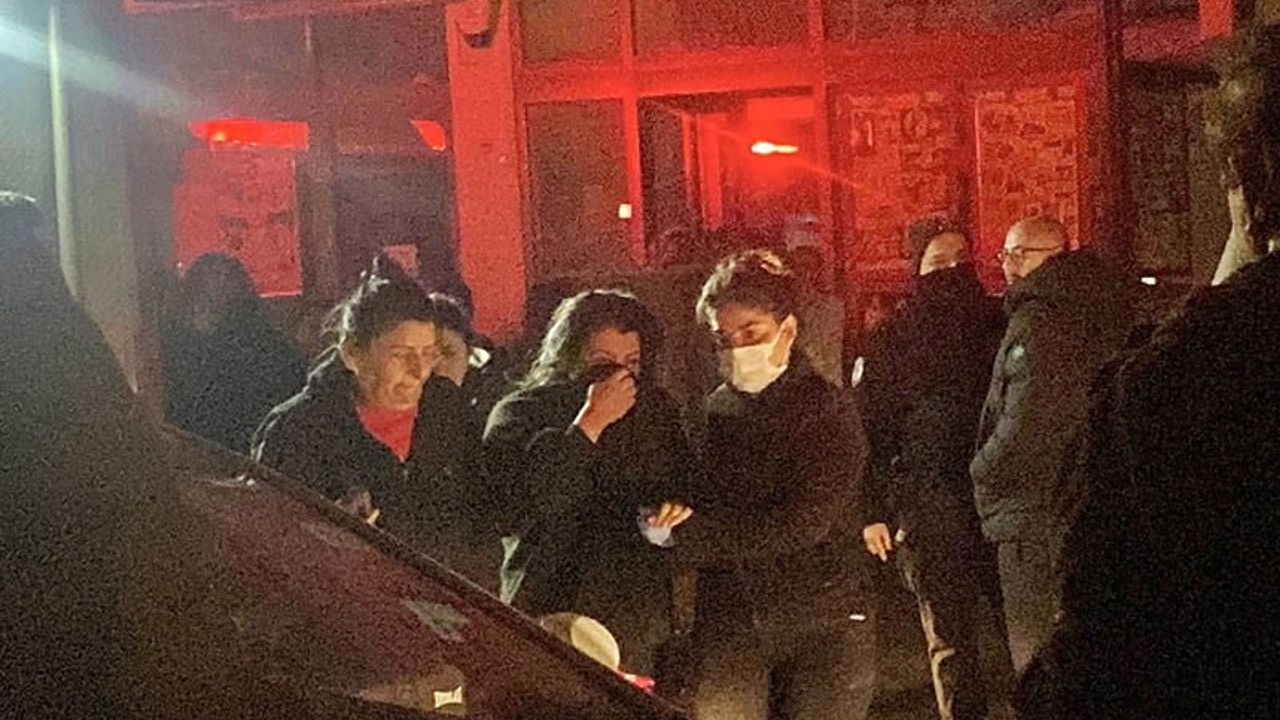 Antalya'da 3. kattaki daire küle döndü, ev sahibi komşular tarafından çıkarıldı