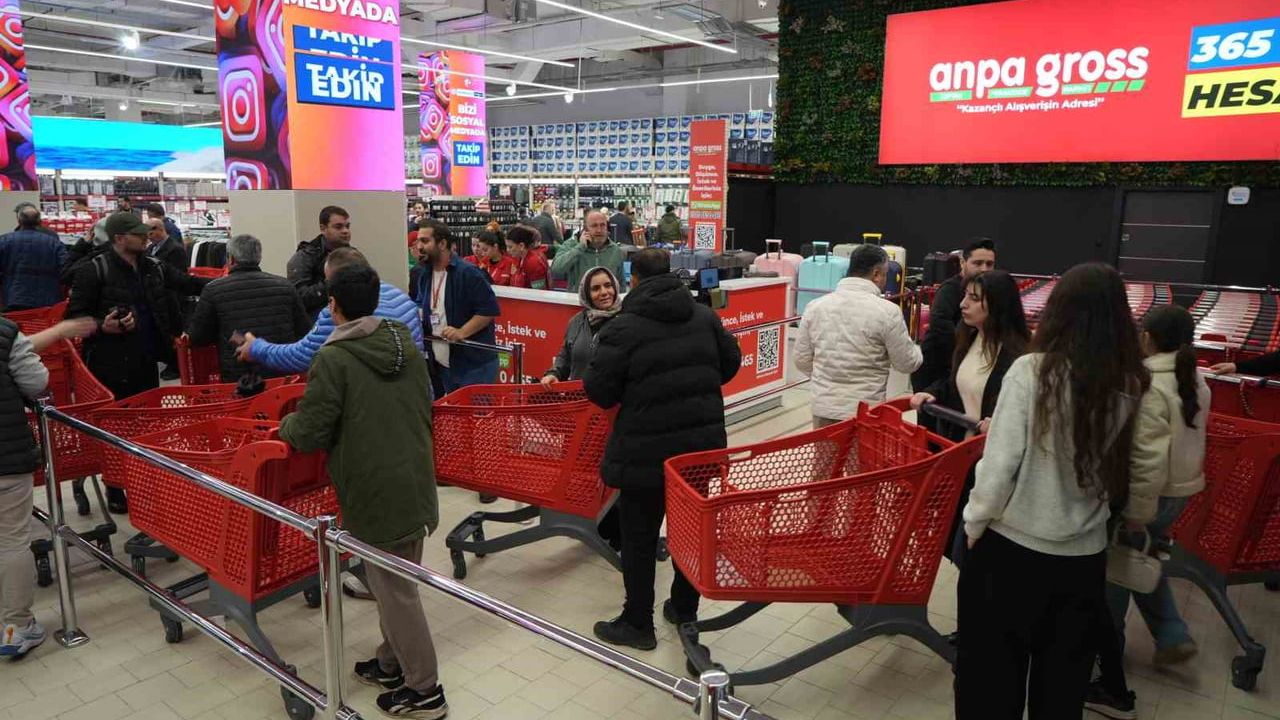 Antalya'da açılış izdihamı: Teknoloji indirimi için sağanak altında kuyruklar