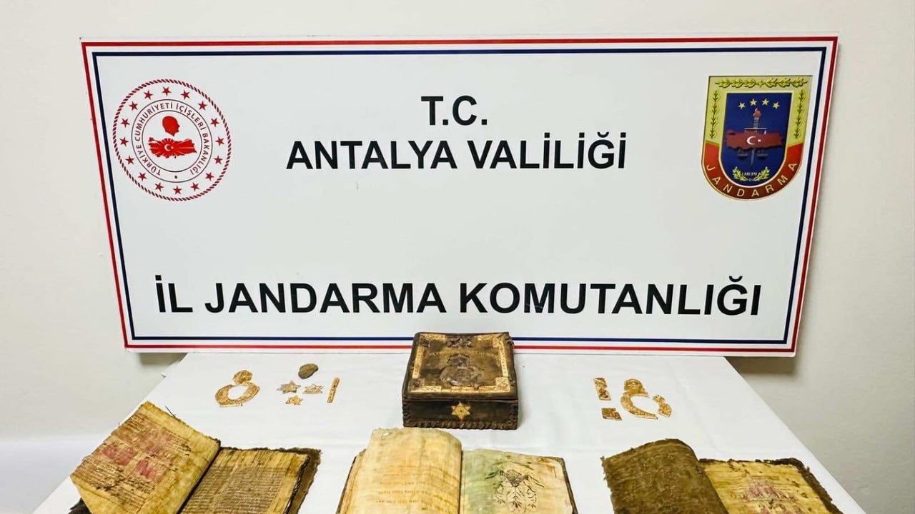 Antalya'da araçta 3 Kur'an-ı Kerim ve 18 tarihi eser ele geçirildi