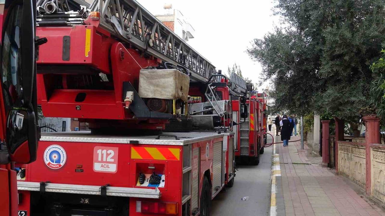 Antalya'da ardiye bölümünde yangın: Genç kız ağladı, anne ve babası sarılarak teselli etti